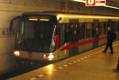 M1 přijíždí do stanice Háje. 9.4.2006